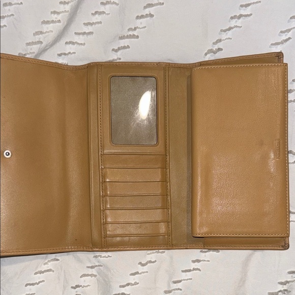 EUC Coach Hampton Trifold Tan Leather Wallet Snap Closure Checkbook Insert - Picture 4 of 8